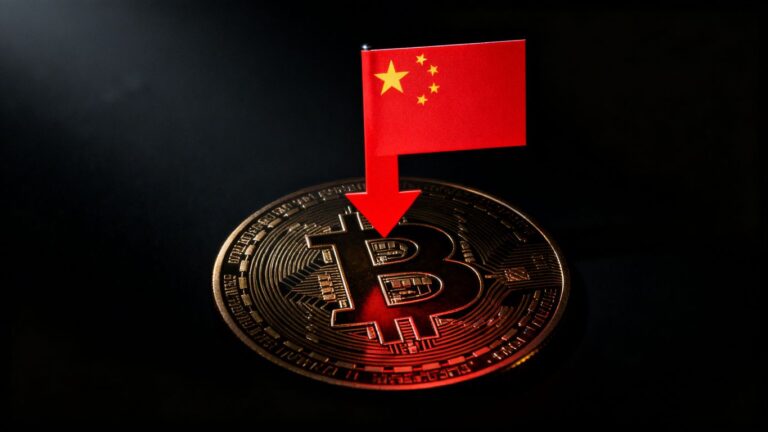 Chinesische Flagge mit fallendem Bitcoin-Symbol