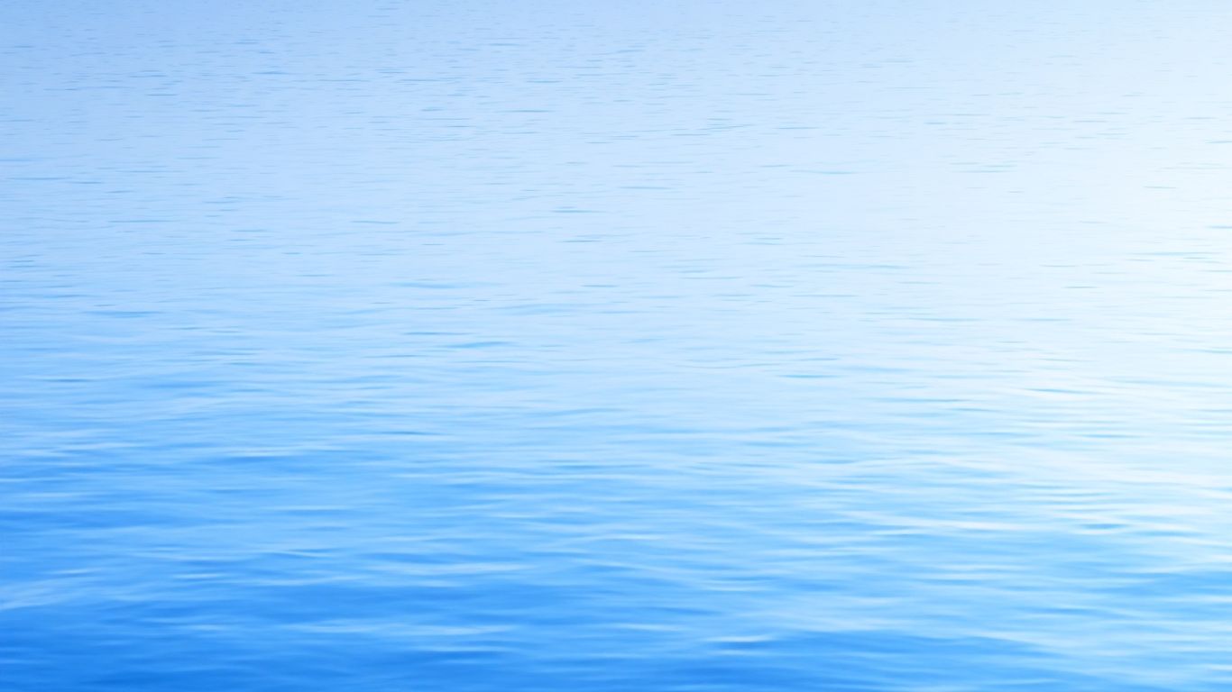 Ruhiges Wasser mit leichten Wellen, die auf bevorstehende Bewegung hindeuten.